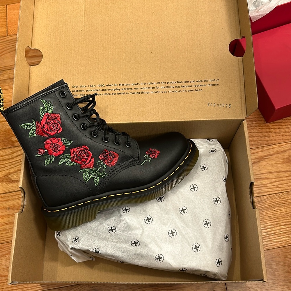 Size 6. Brand new with tags never worn. Doc Martens rose appliqué. SOLD!